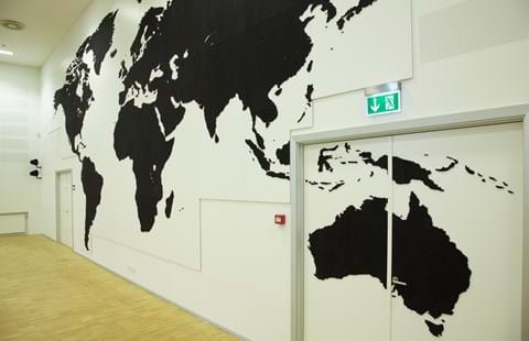 fraster, filt, opklæbning, akustik, uld filt, inspiration, design, indretning, filttavle, udsmykning, opklæbet filt, filt på væg, limet filt, vægfilt, filtfarve, dekoration